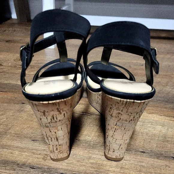 Michael by Michael Shannon T Strap Wedges - NWOT- Size 10 - Picture 3 of 7